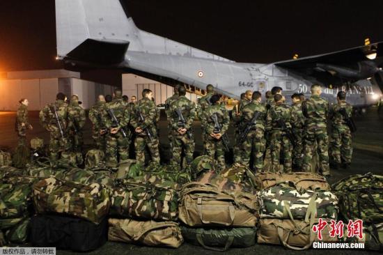當(dāng)?shù)貢r(shí)間1月7日，法國(guó)軍人抵達(dá)巴黎布爾歇機(jī)場(chǎng)。他們將被部署在巴黎，以增強(qiáng)巴黎市的安保力量。