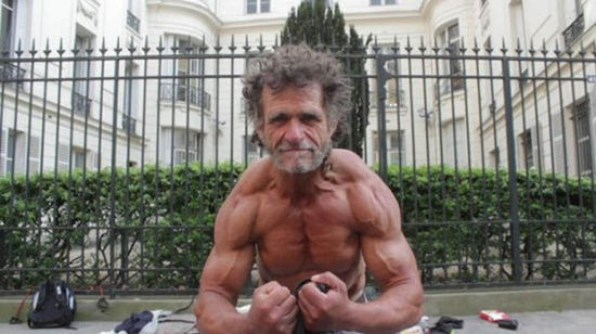 巴黎50歲流浪漢薩亞戈·雅克擁有一身壯碩的肌肉。（網(wǎng)頁(yè)截圖）