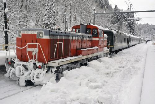 JR一臥鋪特急列車，因大雪在JR奧羽線津輕湯站附近拋錨，約130名乘客不得不在車上過夜。
