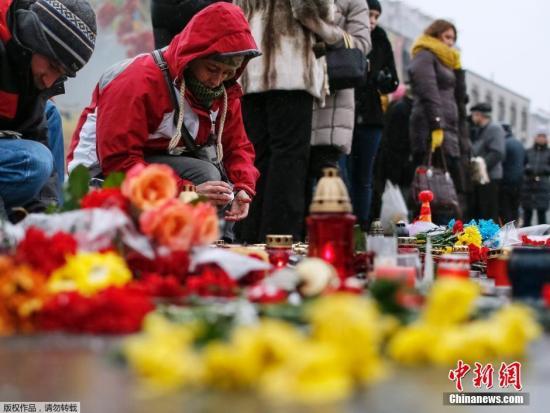 當(dāng)?shù)貢r(shí)間2015年1月25日，烏克蘭，烏克蘭民眾集會(huì)悼念在馬里烏波爾遭炮擊遇難的民眾。