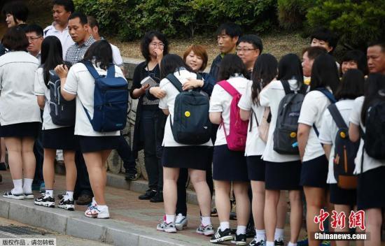 部分遇難學生的家長當天到學校迎接生還學生，學生和家長互相安慰和鼓勵。
