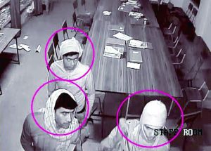 印度警方15日說(shuō)，當(dāng)局已確認(rèn)涉嫌輪奸七旬修女的部分嫌疑人身份，正懸賞10萬(wàn)盧比（約1500美元）通緝