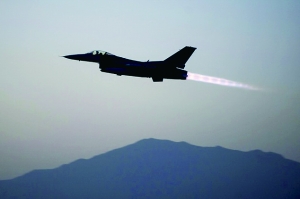 美國軍方19日證實(shí)，一架美軍F-16戰(zhàn)斗機(jī)上周在阿富汗東部遭到地面火力攻擊，受損嚴(yán)重，不得不拋掉兩個(gè)油箱以及多件武器彈藥才勉強(qiáng)返航。事發(fā)區(qū)域主要受塔利班控制。過去，塔利班武裝組織曾經(jīng)數(shù)次使用小型火力擊落美軍直升機(jī)，但從未擊中能在高空超音速飛行的F-16戰(zhàn)斗機(jī)。