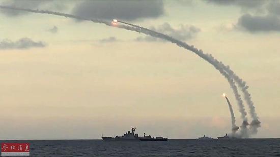 圖為里海艦隊軍艦從里海水域發(fā)射18枚“口徑-NK”巡航導(dǎo)彈。