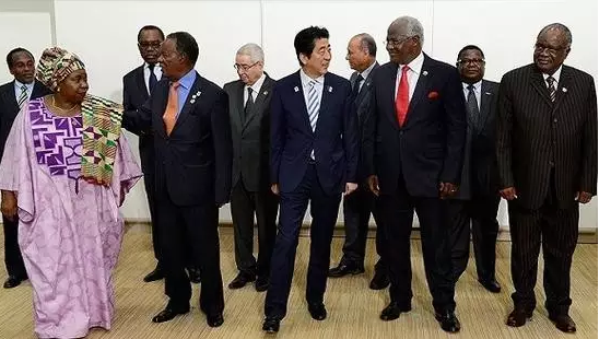 安倍此去肯尼亞是為了出席日本政府主導(dǎo)的第六屆非洲開(kāi)發(fā)會(huì)議。此次會(huì)議通過(guò)了內(nèi)羅畢宣言：主要內(nèi)容包括，促進(jìn)經(jīng)濟(jì)多元化，通過(guò)產(chǎn)業(yè)化推動(dòng)經(jīng)濟(jì)結(jié)構(gòu)改革;促進(jìn)保障高品質(zhì)的保健系統(tǒng);促進(jìn)保障共同繁榮的社會(huì)安定。