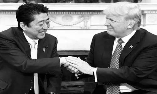 本來(lái)來(lái)訪者還應(yīng)包括墨西哥總統(tǒng)培尼亞·涅托的。但特朗普簽署行政令稱要在美國(guó)和墨西哥之間建墻，還要向墨西哥出口到美國(guó)的商品加征20%關(guān)稅的行為惹怒了墨西哥人。