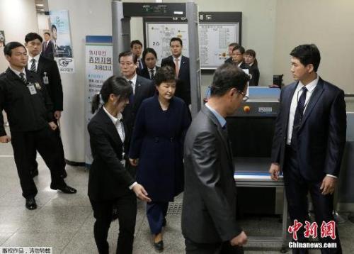 資料圖：當?shù)貢r間3月30日，韓國法院就是否批捕前總統(tǒng)樸槿惠進行審理，樸槿惠以犯罪嫌疑人身份出庭接受拘捕令實質(zhì)審查。
