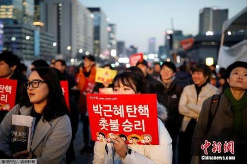 資料圖：當?shù)貢r間3月10日上午，韓國憲法法院就總統(tǒng)彈劾案審判，樸槿惠被立即免去總統(tǒng)職務。當晚，韓國民眾走上首爾街頭舉行燭光集會。