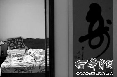 昨日，徐萬發(fā)躺在自家床上，鼻子插著氧氣管 記者張杰攝