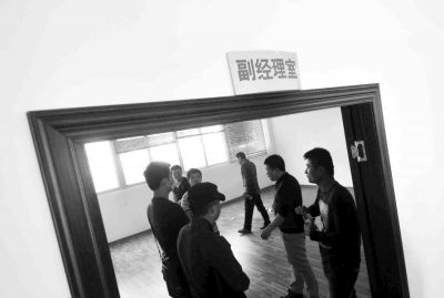  副經(jīng)理室裝修得相當(dāng)豪華，稱得上“土豪”級(jí)別