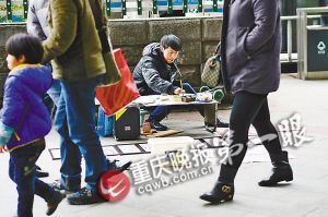 街頭，張啟輝將自己的作品擺放出售。