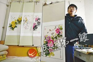靠一根拇指夾畫筆，張啟輝繪出美麗色彩。