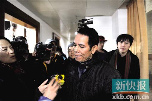 昨日,小華的父親胡國虎接受媒體記者采訪。新快報記者 孫毅/攝