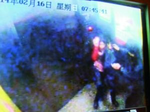 男子尾隨侯某進(jìn)入電梯。