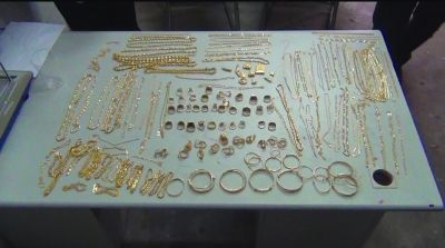 警方追回的被搶金首飾，有172件，2200多克。其余的都被嫌疑人變賣(mài)，用來(lái)購(gòu)買(mǎi)手機(jī)的汽車(chē)。
