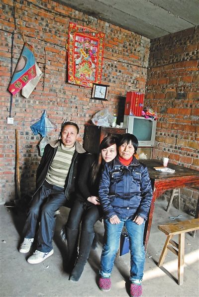 超生女謝先梅(中)、養(yǎng)父謝運才（左）、謝運才的嫂子唐富秀