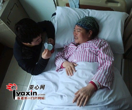2月15日，馬友紅給病床上的母親喂水喝，對(duì)于家庭現(xiàn)在的處境，身患重癥的母親也時(shí)而感到愧對(duì)兒子。亞心網(wǎng)記者 張已 攝