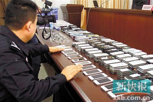 警方繳獲的贓物很多是高檔手機。新快報記者 陳榮炎/攝