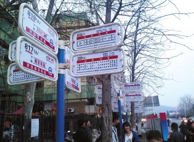 3月16日，江蘇省南京市，眾多乘客在“火車站廣場東”站臺候車。圖/東方IC