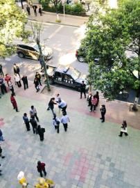 市民提供給賀偉的事發(fā)時(shí)雙方?jīng)_突照片。