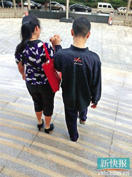 李星兒與媽媽蔣女士牽手走出法院。 新快報(bào)記者 張國鋒/攝