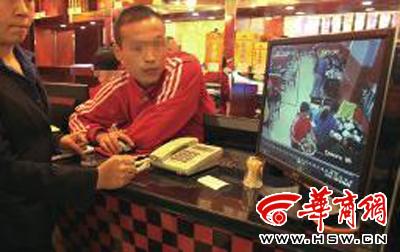昨日，李女士展示從火鍋店抱回的火鍋，內(nèi)有濕巾