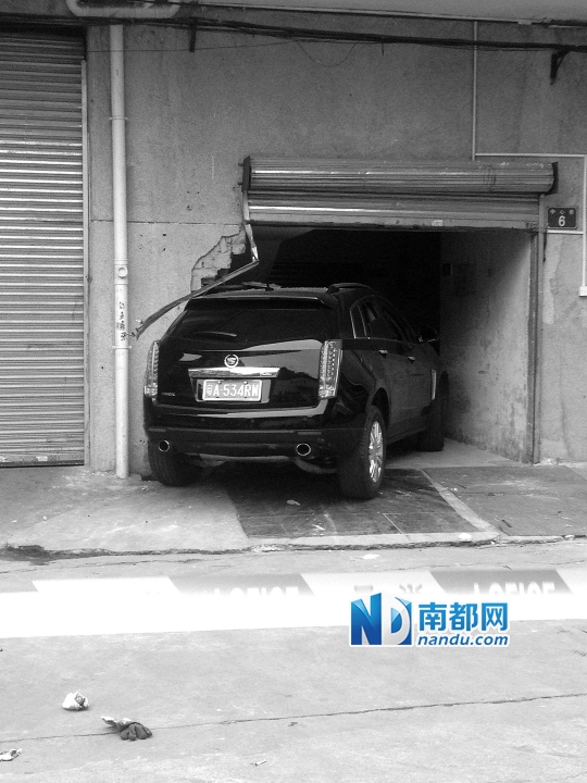 　昨日，凱迪拉克撞人后停在一倉庫門口，車后有一攤血跡。 南都記者陳杰生攝