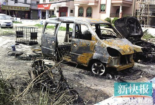 涉事面包車燒剩鐵殼。