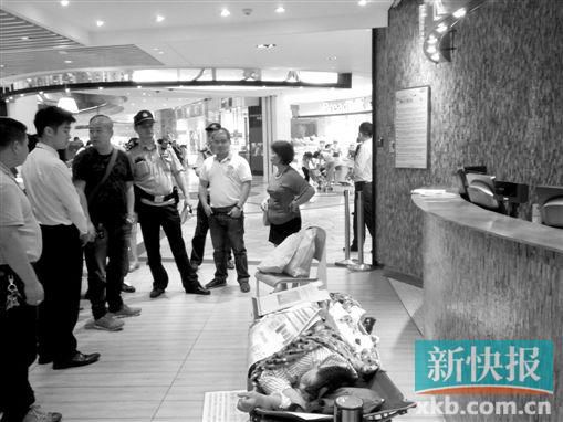 昨日，劉姐的行為引來眾人圍觀，警方再次到場進(jìn)行調(diào)解。