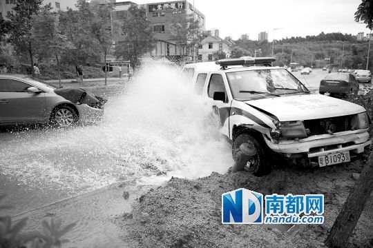 昨日，龍華金龍路，男子開走警車，后撞上消防栓停下，警車車頭受損。
