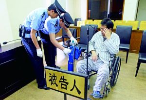 被告人李萬勇因病吸氧受審。首席攝影記者 吳寧/攝
