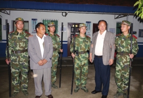 　5月17日，岳陽監(jiān)獄，自稱是聯(lián)合國官員的男子被當(dāng)場抓獲。圖/通訊員續(xù)暖和