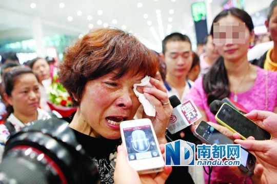 昨日，被拐25年的翁女士(粉紅色衣服者)與生母在深圳機(jī)場(chǎng)見面。