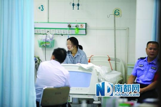 5月30日上午,跳橋女子獲救后被送往醫(yī)院救治,警方到場調查。南都記者 陳偉斌 攝