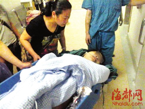 鄭老師被刺傷后，被急送至市二醫(yī)院治療
