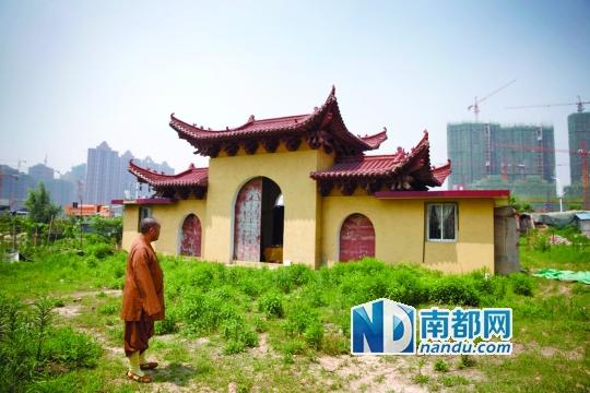 十里古寺2008年被拆,現(xiàn)在只剩下一個(gè)廟門(mén)。南都記者 陳志剛 攝