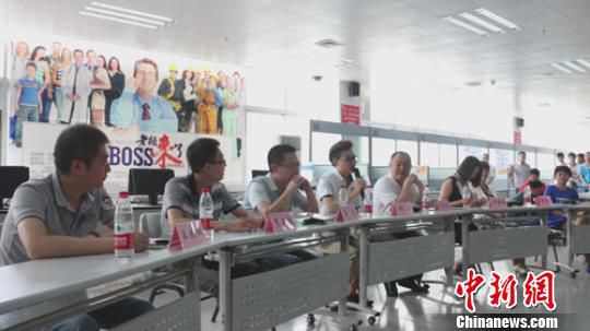 　招聘會現(xiàn)場，用人單位老板一字排開，與求職者面對面交流　李超慶　攝