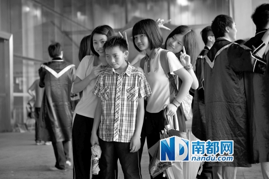 6月22日上午,楊六斤參觀深圳大學(xué)科技樓,雖然來到康橋書院才兩星期,但他卻已經(jīng)融入了同學(xué)們的生活中。</p><p>　　