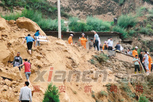 昨日，公安、消防人員在事故現(xiàn)場搜救