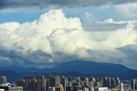昨天，寧波出現(xiàn)了藍(lán)天白云的天氣，能見(jiàn)度非常好。記者徐佳偉攝