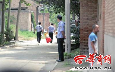 昨日，西安市閻良區(qū)譚家村，警方在事發(fā)的孫某家里勘查現(xiàn)場后，將提取的物證帶走 記者 黃利健 攝