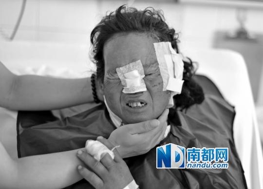 受狼群襲擊受傷較重的村民在接受救治。C FP圖片