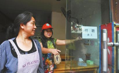 8月14日，市民志愿者體驗(yàn)城管執(zhí)法招呼商家不要亂張貼。