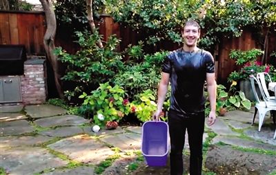 8月13日，F(xiàn)acebook CEO扎克伯格應(yīng)新澤西州州長挑戰(zhàn)將一桶冰水從自己頭上淋下，他表示所做的一切都是為了慈善，并挑戰(zhàn)比爾·蓋茨。