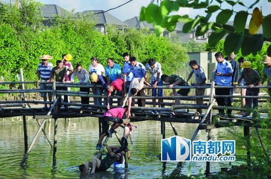 救援人員合力打撈起落水女孩，后經(jīng)醫(yī)護人員確認已經(jīng)死亡。受訪者供圖
