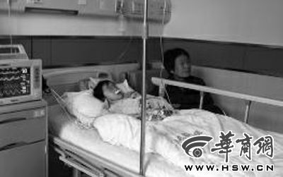 昨日下午，在延長縣醫(yī)院，外婆守在5歲的黑鈺雅病床前