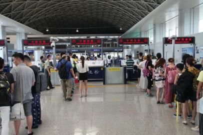 成都市民排隊準(zhǔn)備出境。
