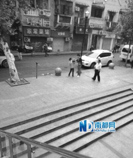 10月18日，武漢一男子抓住環(huán)衛(wèi)工打耳光。