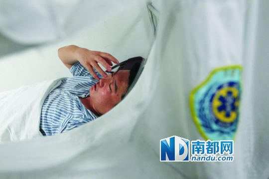 19日，北大深圳醫(yī)院，透過被撕破的工作服，急診科醫(yī)護(hù)人員申洪濤身體多處被醉酒男子抓傷。