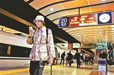家住天津，在北京工作，呂先生每天乘坐京津城際列車上下班